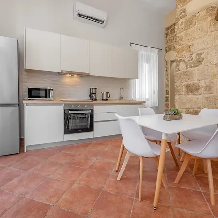 Nikolas Old Town Apartman *